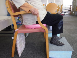 膝の角度を約90度にするために足台を利用